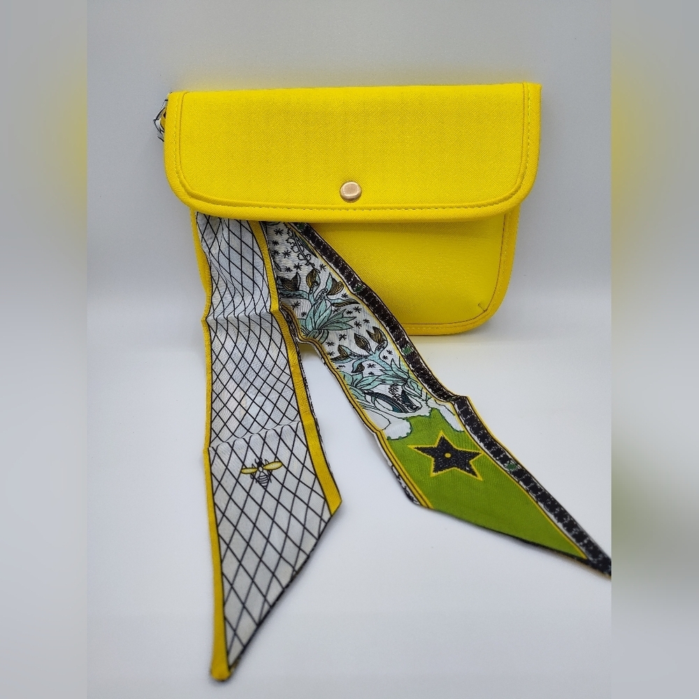 NIP Yellow Wristlet Clutch Purse w/ Twilly Accent Bee Star Print Summer Bag